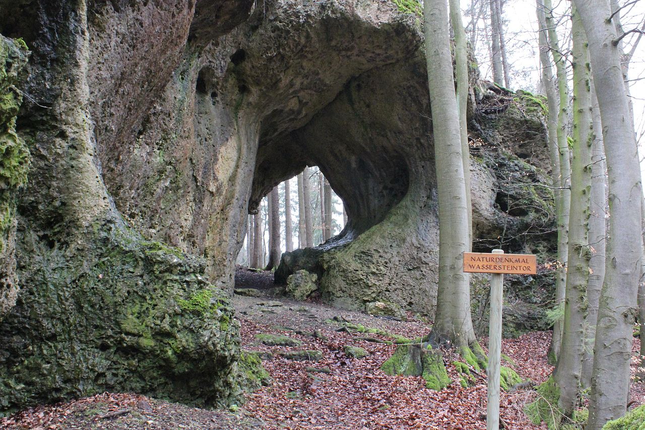 1280px-2012_Naturdenkmal_Wassersteintor_Betzenstein.jpg