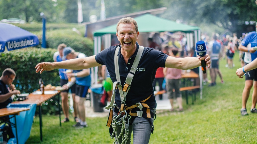 br-radltour-2019-etappe-3-mittagspause-betzenstein-Moderator roman röll.jpg